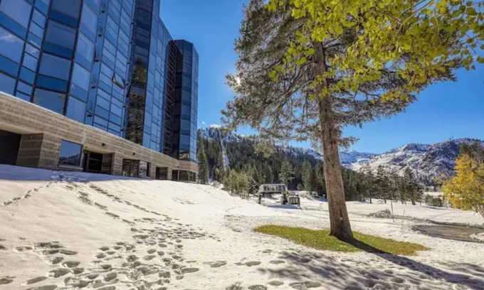 Olympic Valley Resort | Everline Resort and Spa - 1 Bedroom Fireplace Suite