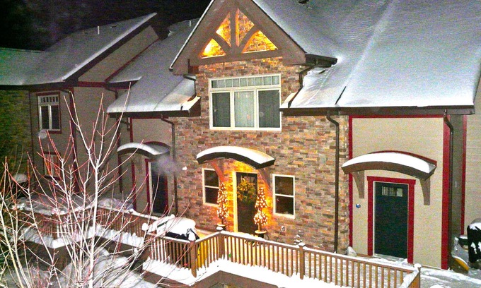 Ellicottville Ski Chalet | EVL "THE ASPEN OF THE EAST" ~ Spectacular Slope Views In Luxurious Condo Living
