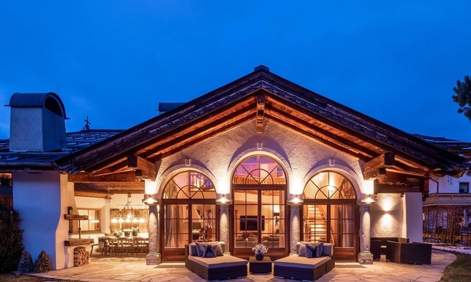 Sankt Johann in Tirol Villa | Exclusive Tyrolean Chalet near Ski lifts