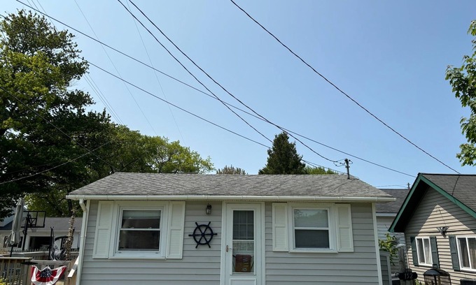 Au Gres Cottage | Fabulous 2-bedroom Lake Huron cottage in charming Au Gres + 15 mins to Tawas