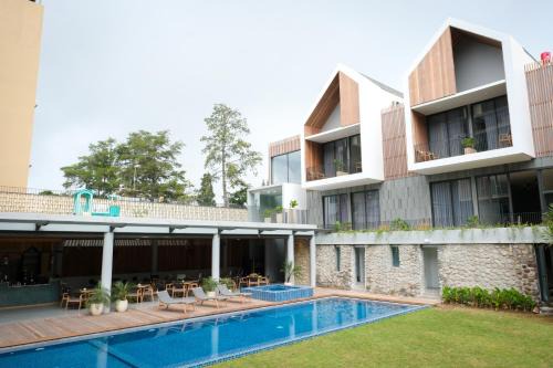 Hargomulyo Hotel | Facade Hotel by Azana