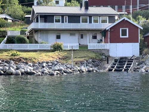 Torsken House | Fantastic house with seafront property in Gryllefjord