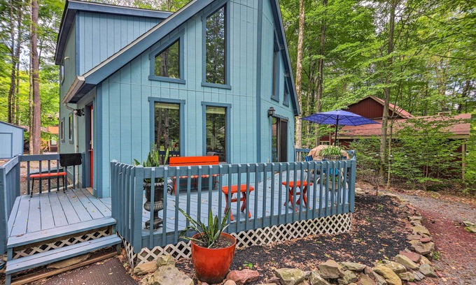 Pocono Lake Cabin | Fire Pit & Deck: Colorful Cabin in Pocono Lake!