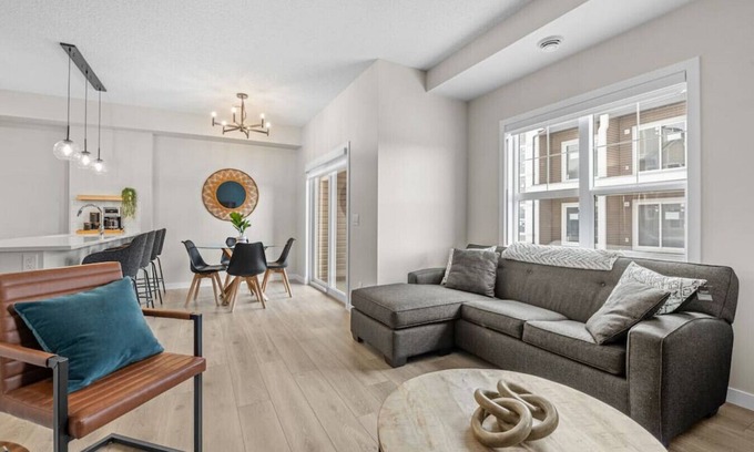 Cochrane Apartment | Fireside Vista | King Bed | Cable | Pets | Modern