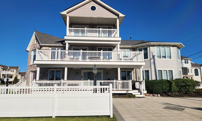 A-Zone Hotel | First floor of Brigantine shore home-10 min to Atlantic City!
