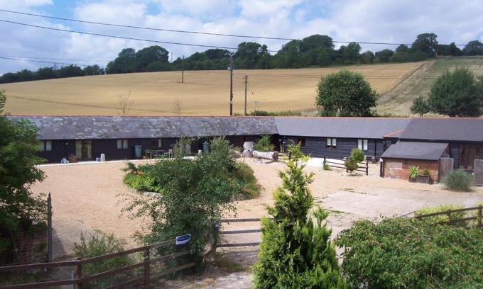 Elmsted Apartment | Five Cottages in AONB and a Obbit House!