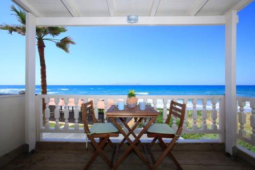 Kokkini Chani Apartment | Flokos. Lazy days, balmy nights on the seafront
