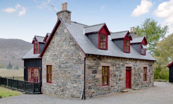 Ballater House | Four bedroom cottage with stunning views overlooking the River Dee