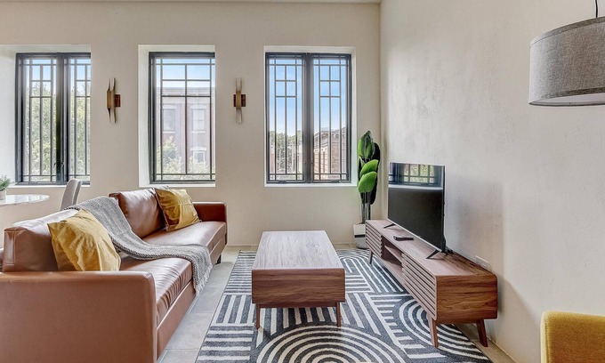 Society Hill Apartment | Frontdesk | 1 BR Apt on South St by Magic Gardens