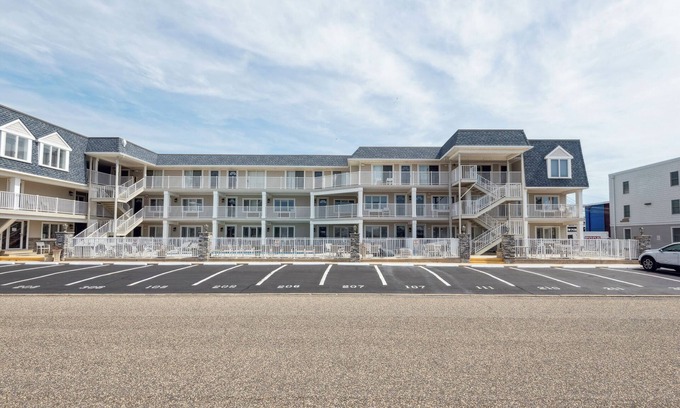 Avalon Condo | FULLY RENOVATED BEACH BLOCK condominium