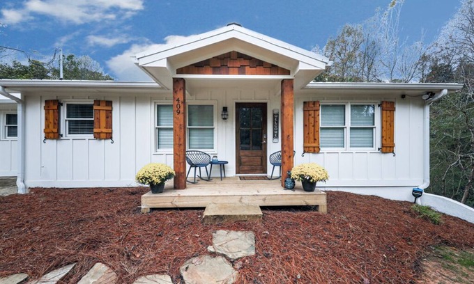 Ball Ground House | Fully Renovated Ranch Home 1/2 mi from Charming downtown Ball Ground