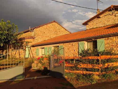 Neulise House | Gîte rural confortable avec terrasse, proche de Roanne - FR-1-496-376