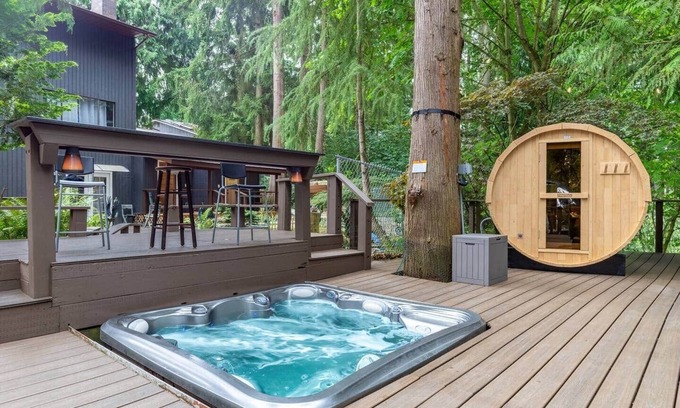 Silver Lake House | Garden Suite · 2BR Stay w/Hot Tub, Sauna & BBQ