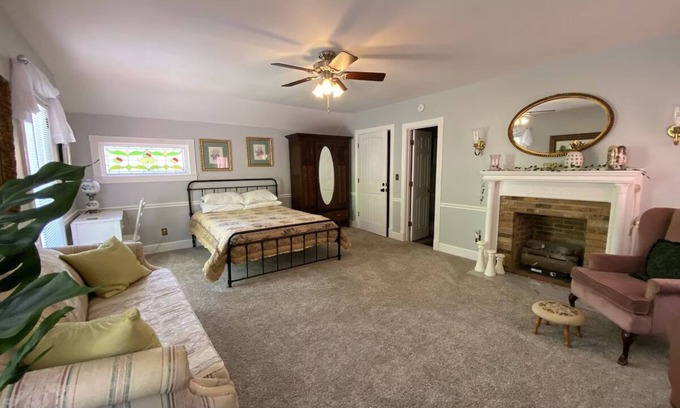 Blairsville Apartment | Garden Suite at Misty Mountain Inn