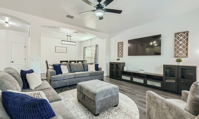 West San Antonio House | Gathering Place 4BR Lackland BMT Seaworld < 4.5mi