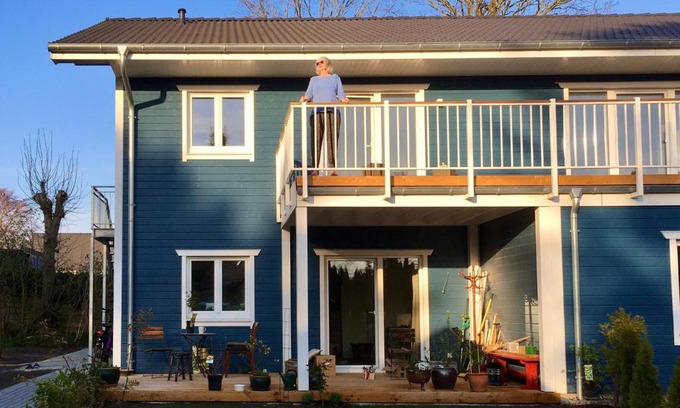 Osterhusum Apartment | Gemütliche Wohnung mit Sonnenterrasse im blauen Holzhaus