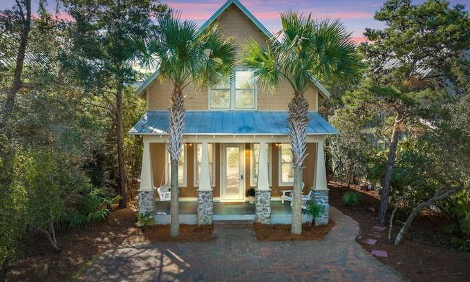 Gulf Place Cottage | Get away to the beach & 30A Gulf Place dining! Heated community pool! nn