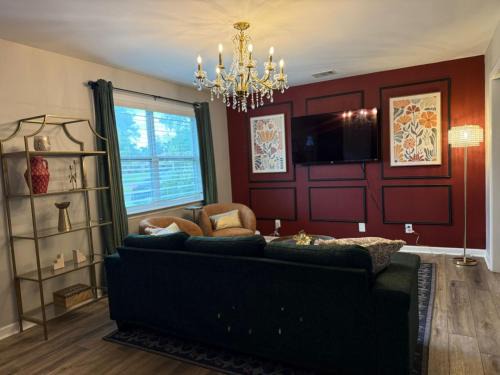 Savannah House | Gilded Magnolia Hideout, Sleeps8, Hot Tub, pet friendly