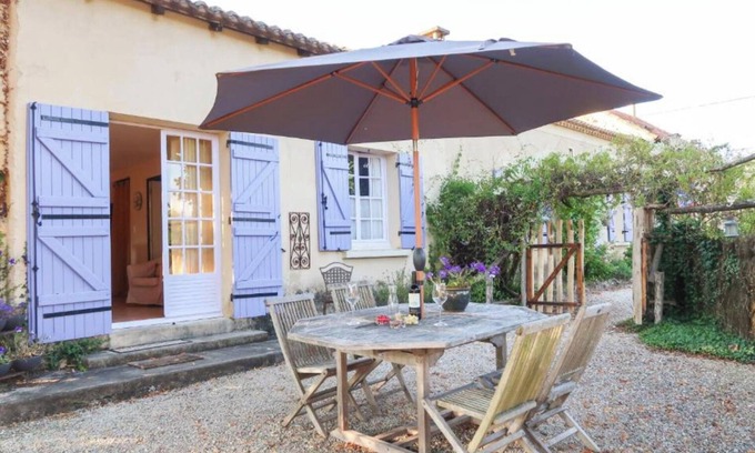 Le Buisson-de-Cadouin House | Gîte La Forge – Holiday Home with Shared Pool and Garden View in Bazeilles