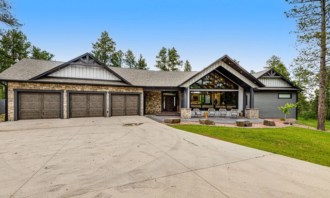 Deadwood House | Gorgeous Black Hills home w/private washer & dryer, pool table, private hot tub