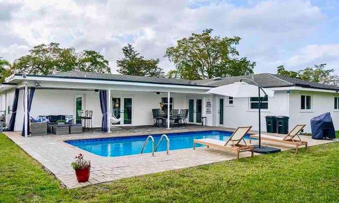 Plantation House | GORGEOUS VIEW Pool, Park, Mall, Beaches, Airport