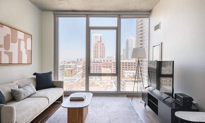 West Loop Gate Apartment | Gorgeous West Loop 1BR w/Deck, Pool & Gym, 3 blocks to L, by Blueground