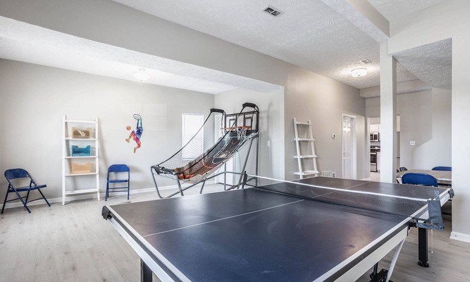 Sheridan House | Grand Park, Westfield, Space For Entire Team, Sleeps 30 comfortably. Unit A