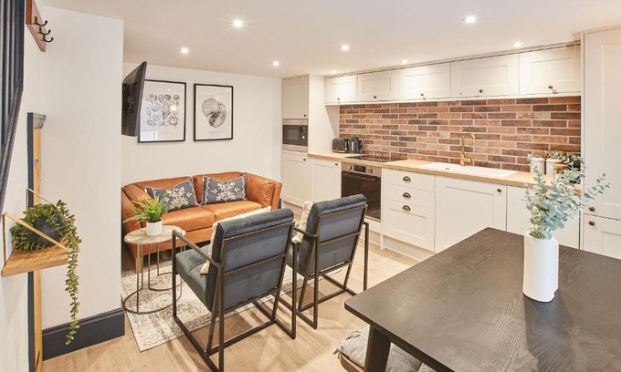 Whitby House | Grumbles Cottage at Loggerhead Yard