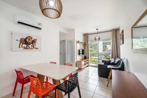 Vila Julia Apartment | Guarujá - 10 min da praia da Enseada/Wifi/Piscina