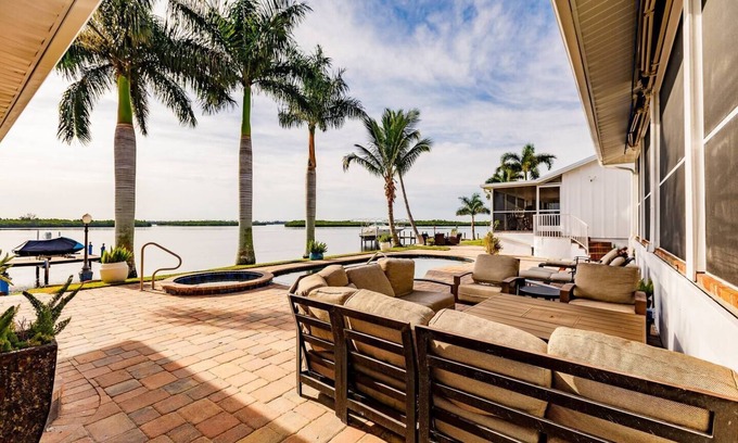 Harbour Heights House | Guest house on the Peace River