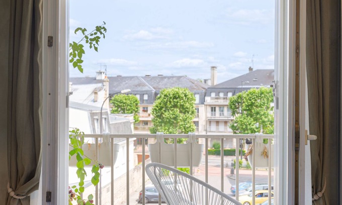 Chantilly Apartment | Guest House Saint-Laurent. 1BDR King size /1 BTHR /1 Terracen