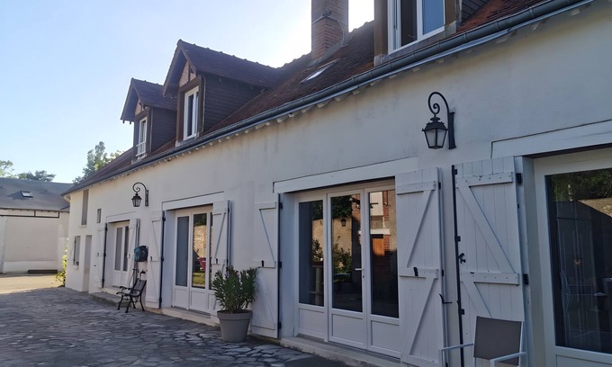 Cour-Cheverny Bed & Breakfast | Guest Room 'Chambre Coquelicot - Le Petit Puits' with Shared Garden and Wi-Fi