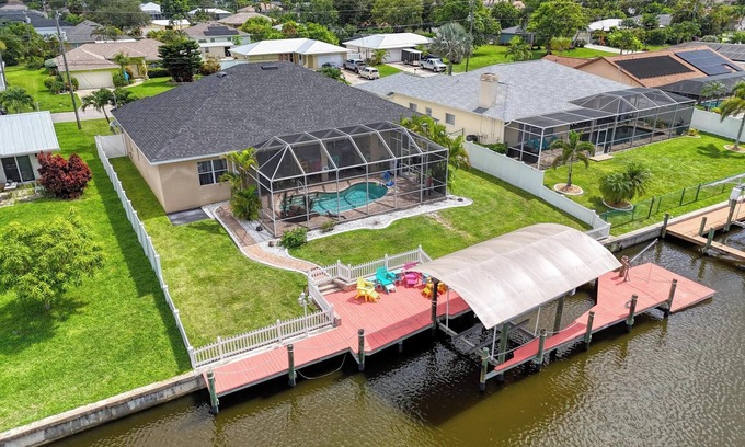 Caloosahatchee House | Gulf Access/Upscale/2,791sqft/Dog-Friendly! FREE HTD Pool+EV Charge/Kayaks/Bikes