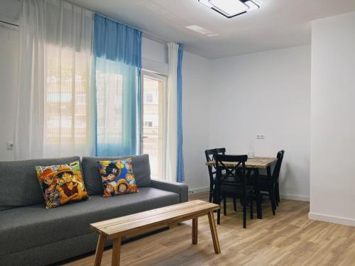 Alcobendas House | Habitación individual cómoda y luminosa con cama grande