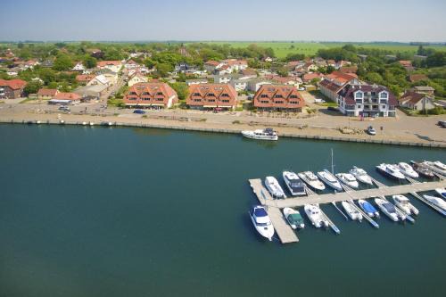 Wiek Apartment | hafennahe Ferienwohnung mit Balkon und Meerblick - Hafenhäuser Wiek FeWo Wohnung 01