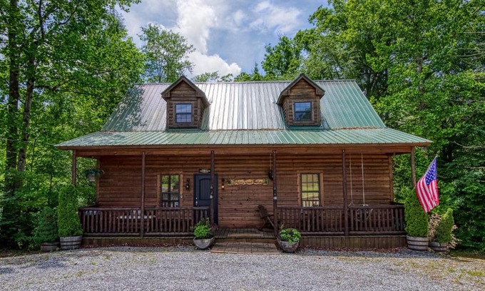 Gatlinburg - Pigeon Forge House | Haleywood Hollow, FREE Attraction tickets for each paid day, Arcade, WIFI!