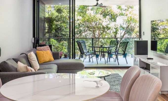 Greenslopes Apartment | Hanlon Park Escape 250m to Stones Corner Village