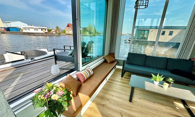 Woudsend House | Harboursuite Woudsend incl. motorboot by Interhome