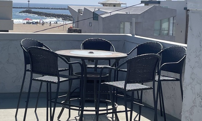 Hollywood House | Hear the Surf from the Rooftop deck! 3Bed/2Bath