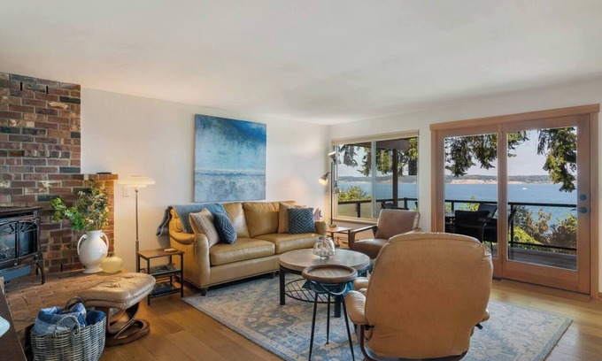 Bells Beach House | Heated Deck! Whale Watching! Stunning Views 3 bed Dog Friendly Home w/Hot Tub ADA