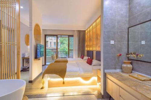 Emeishan House | Heinemann Hotel Terrace Double Room B206 with Jacuzzi and local amenities