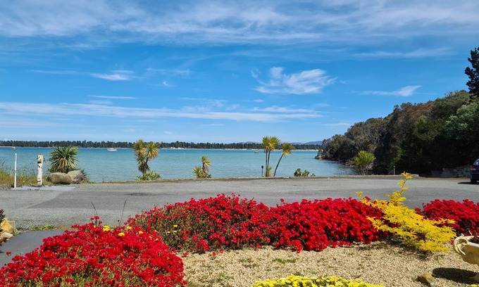 Lewisham House | Hidden gem on the waters edge - 15 minutes from Hobart airport.