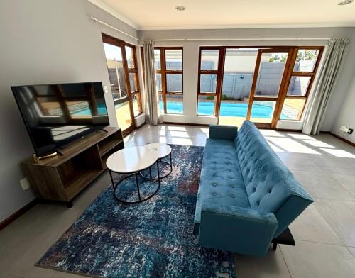 Parklands House | Hideaway-Poolside Comfort cottage 5km to the Beach