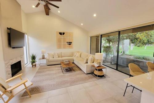 Palm Desert House | High-End Mid-Century Condo on the golf course