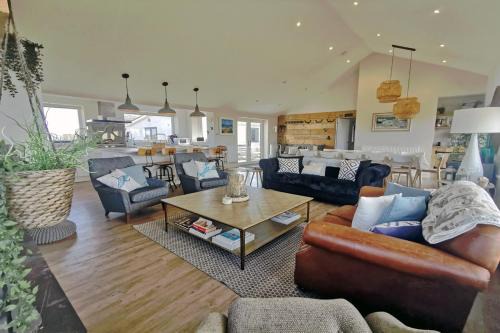 Trearddur Bay House | HIGH TIDE- LUXURY DEATCHED BUNGALOW- Sleeps 10 or 12 - Annexe option
