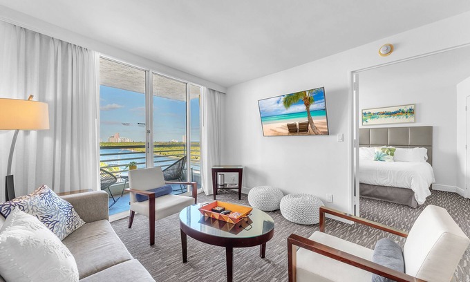 East Fort Lauderdale Apartment | Hilton GalleryOne DoubleTree Hotel Suite, close to the beach and night life