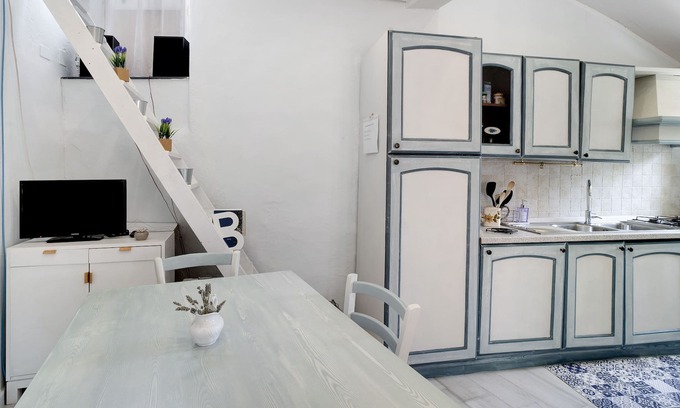 Strada Nazionale Sud Apartment | Holiday Apartment "Casa Amalia" with Balcony & Wi-Fi