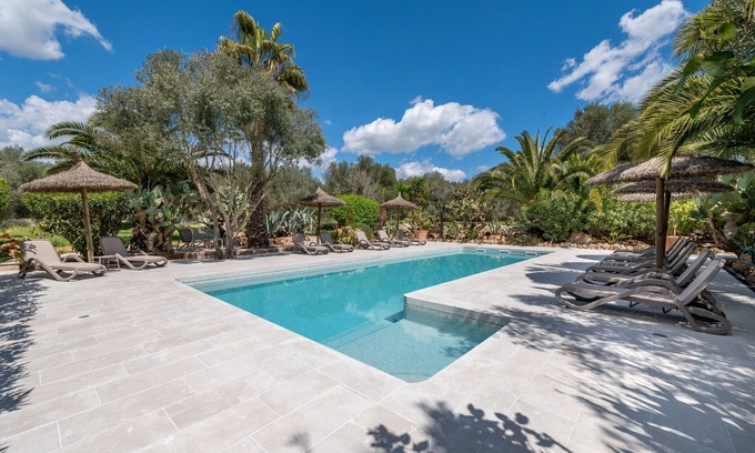 Costitx House | Holiday Home 'Casa Pina' with Mountain View, Shared Pool and Wi-Fi
