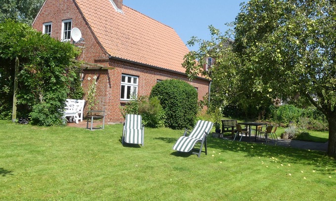 Suden House | Holiday Home 'Haus Im Süden' with Private Terrace, Private Garden and Wi-Fi