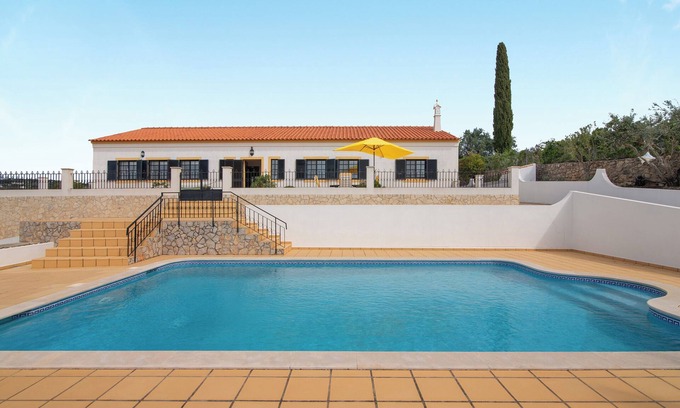 Vale Grande House | Holiday Home 'Leo' with Sea View, Wi-Fi and Air Conditioning